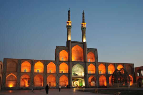 گردشگران خارجی میدان امیرچخماق را در گوگل چگونه توصیف می نمایند؟ گردشگران خارجی میدان امیرچخماق را در گوگل چگونه توصیف می نمایند؟